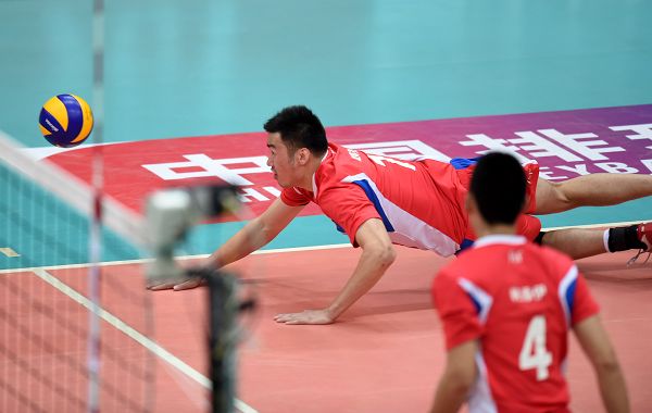 8岁男孩飞身上演极限鱼跃救球，这操作，连职业选手都看呆了