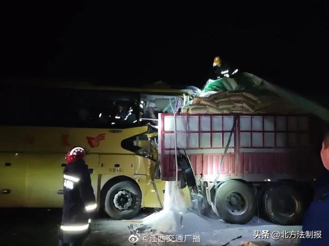 沪昆高速服务区一货车司机车内去世,他的最后一天,和每一个奔波在路上的日子一样 沪昆高速服务区一货车司机车内去世,他的最后一天,和每一个奔波在路上的日子一样